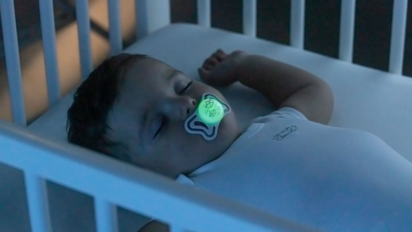 https://www.chicco.de/dw/image/v2/BJJJ_PRD/on/demandware.static/-/Sites-Chicco-Germany-Library/de_DE/dw6b43baa8/site/13-Consigli/Articoli/Sonno/come deve dormire un neonato/POSIZIONE_NEONATO_SONNO_1440X810.jpg